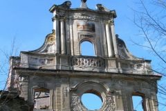 Ściana szczytowa od strony głównego wejścia