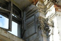 Kapitele wieńczące pilastry, które niegdyś dzieliły ścianę na mniejsze pola