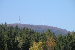 Szczyt Chełmca (851 m n.p.m.) z anteną radiową, wieżą widokową i krzyżem