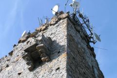 Wieża widokowa na szczycie Chełmca; obecnie we władaniu krótkofalowców