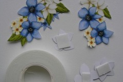 Naklejanie fragmentów motywu za pomocą dwustronnej taśmy klejącej.