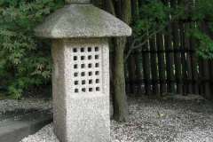 Tourou Michischirube – kamienna latarnia przy bramie głównej