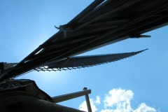 Tuż pod obracającymi się skrzydłami Tuż pod obracającymi się skrzydłami