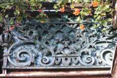 Barierka balkonu z kutym motywem kosza na kwiaty