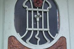 Drzwi zdobione metaloplastyką i snycerką